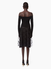 Cargar imagen en el visor de la galería, BARDOT NECKLINE TOP IN BLACK - Nina Ricci