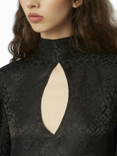 Cargar imagen en el visor de la galería, BLUSA CUT-OUT EN JACQUARD DE LEOPARDO
