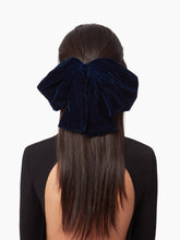 Charger l'image dans la galerie, VELVET BOW HAIR CLIP - NINA RICCI
