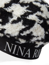 Charger l'image dans la galerie, WOOL BERET WITH NINA RICCI LOGO IN BLACK AND WHITE - Nina Ricci
