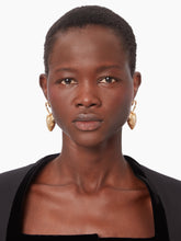 Cargar imagen en el visor de la galería, HEART CHARM EARRINGS IN GOLD - Nina Ricci
