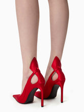 画像をギャラリービューアに読み込む, Red Satin Pumps
