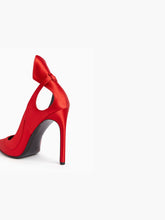 画像をギャラリービューアに読み込む, Red Satin Pumps
