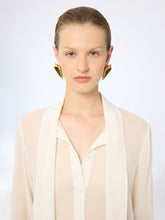 Charger l'image dans la galerie, Khaki Calla Flower Clip Earrings

