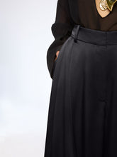 Charger l'image dans la galerie, Black Wide-Leg Crepe Satin Pants
