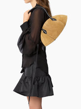 Charger l'image dans la galerie, LE BAL BAG MEDIUM IN SUEDE
