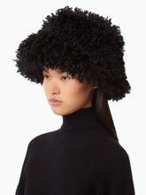 Cargar imagen en el visor de la galería, FAUX FUR BUCKET HAT - Nina Ricci

